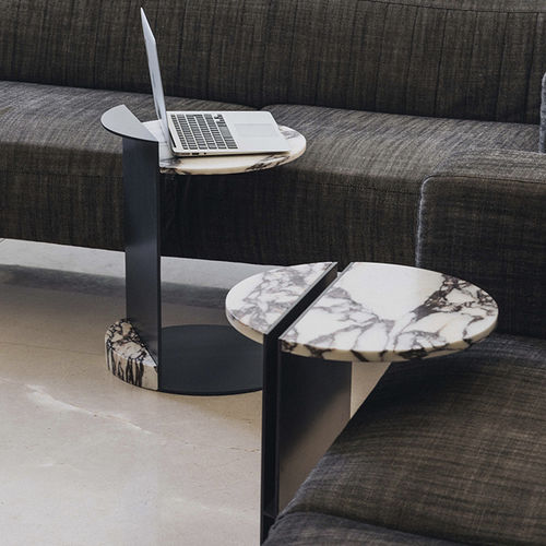 Contemporary side table - LINEA CALACATTA VIOLA - MAAMI HOME - marble / lacquered metal steel base / round