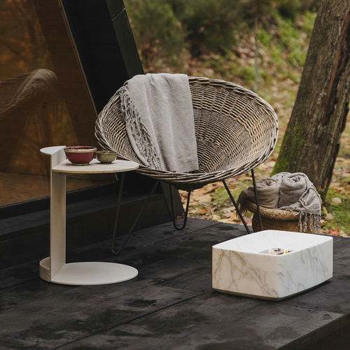 Contemporary side table - LINEA TRAVERTINE - MAAMI HOME - travertine / lacquered metal base / round