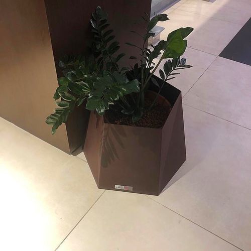 Powder-coated steel planter - TWIST 500 - THE ITALIAN LAB SRL - pentagonal / contemporary / for public space