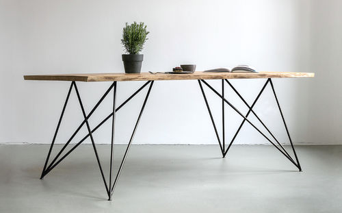 Contemporary dining table - SLIM - NUTSANDWOODS - oak / brass / iron