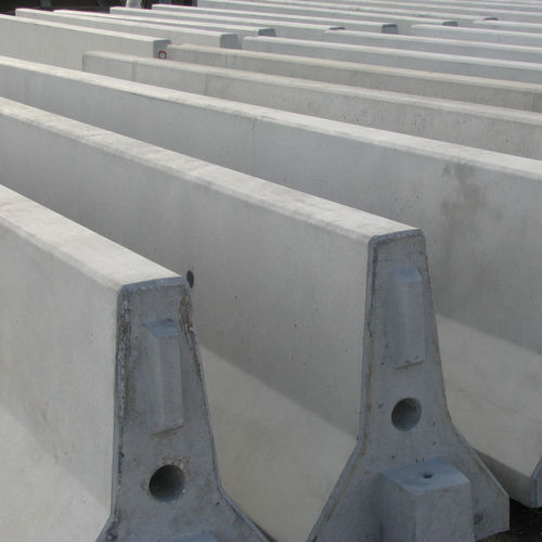 Concrete guard rail - Farcimar - road / Jersey