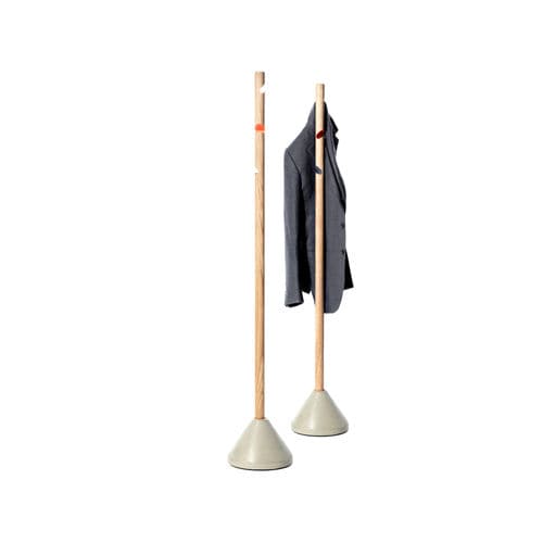 Floor coat rack - SERVANT - AUERBERG - contemporary / oak / concrete