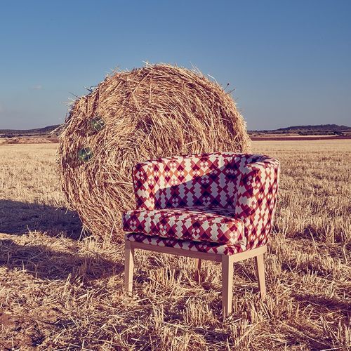 Contemporary armchair - BUTACA - Tapizados Acomodel Yecla sl - polyurethane foam / beech / pine