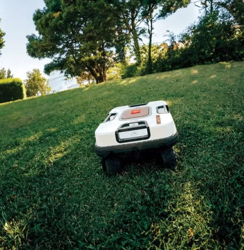 Robotic lawn mower - CUBE Elite 4WD - Ambrogio Robot - battery-powered / for sloped terrain / for large areas
