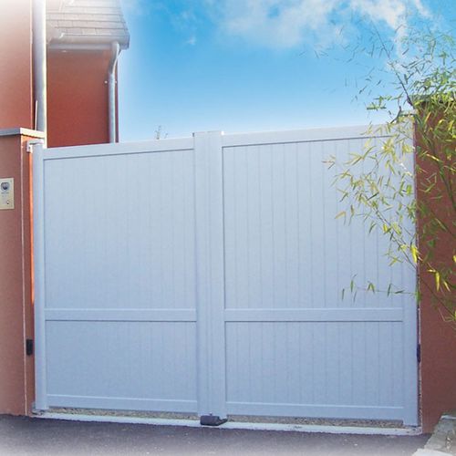 Swing gate - CARIGNAN  - KSM PRODUCTION - sliding / thermo-lacquered aluminum / louvered