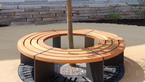 Traditional public bench - BINGA RUND - DW Windsor - hardwood / galvanised steel / FSC certified