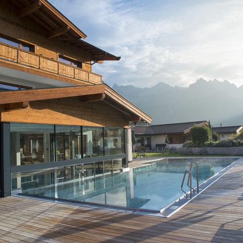 Overflow swimming pool - HOTEL KITZSPITZ - BERNDORF METALL- UND BÄDERBAU GMBH - indoor / outdoor / indoor