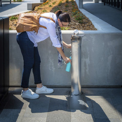 Handicapped drinking fountain - AQUAFIL ELEGRÍ - CIVIQ - foot-operated / outdoor / stainless steel