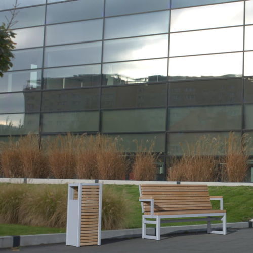 Public trash can - Hellerup - Københagen Outstanding - powder-coated steel / larch / with lid