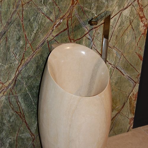 Onyx stone slab - ROMAN TRAVERTINE SINK &quot;NAIL&quot; AND FOREST GREEN WALL - GIOVANNOZZI MARMI S.R.L. - bathroom / wall-mounted / polished