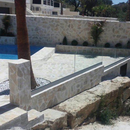 Tempered glass railing - TODOCRISTAL - aluminum / with panels / outdoor