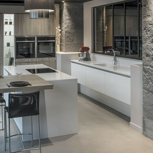 Contemporary kitchen - DJIN : BLANC & CHÊNE BARDOLINO GRIS - PYRAM INDUSTRIES - lacquered wood / melamine / island