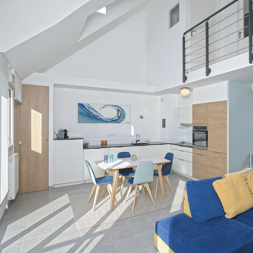 Contemporary kitchen - FUTURA : STRUCTURÉ BLANC CASSÉ & CHÊNE WINCHESTER - PYRAM INDUSTRIES - melamine / L-shaped / hidden