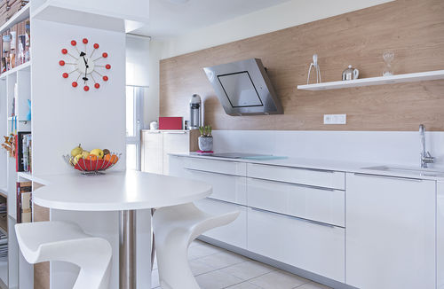Contemporary kitchen - FUTURA : MEDIUM BLANC & MÉLAMINÉ CHÊNE WINCHESTER - PYRAM INDUSTRIES - glossy varnished wood / melamine / with handle