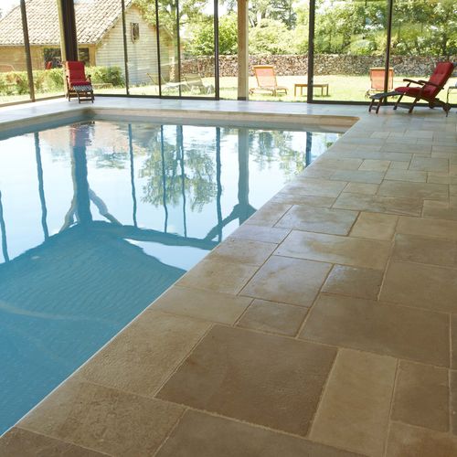 Natural stone swimming pool coping - AUBEROCHE BOURIANE - RUSTIQUE - OCCITANIE PIERRES - curved