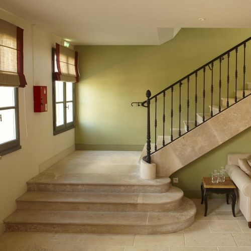 Straight staircase - AUBEROCHE OCRE - OCCITANIE PIERRES - stone step / concrete / home