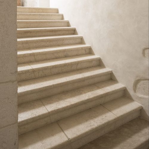 Straight stairs - AUBEROCHE POMMELÉE - OCCITANIE PIERRES - stone step / concrete / home
