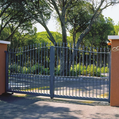 Swing gate - TRADITION : FICARIA - Horizal - aluminum / bar / motorized