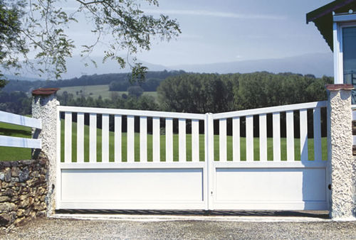 Swing gate - CONTEMPORAIN : DJERBA - Horizal - aluminum / bar / motorized