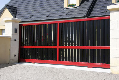 Sliding gate - CONTEMPORAIN : AUKENA - Horizal - aluminum / louvered / bar