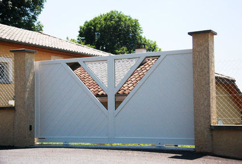 Swing gate - RÉVÉLATION : KAJAM - Horizal - sliding / aluminum / louvered