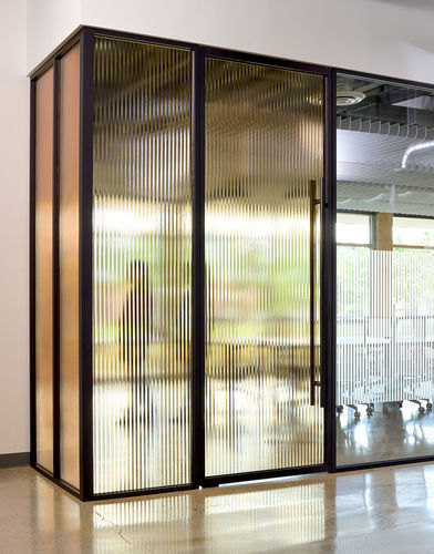 Floor-mounted office divider - ARRAY - 3Form - ceiling-mounted / glass / plastic