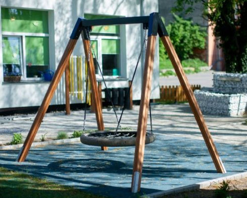 Bird’s nest swing - 11103  - Lars Laj - stainless steel / powder-coated steel / larch
