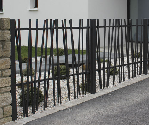 Fence with bars - KRITER - Majuskule - commercial / aluminum / perforated
