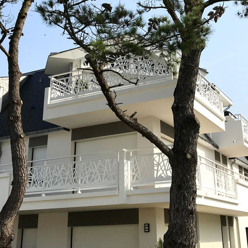 Aluminum railing - GRAFIK - Majuskule - perforated sheet metal / laser-cut / outdoor
