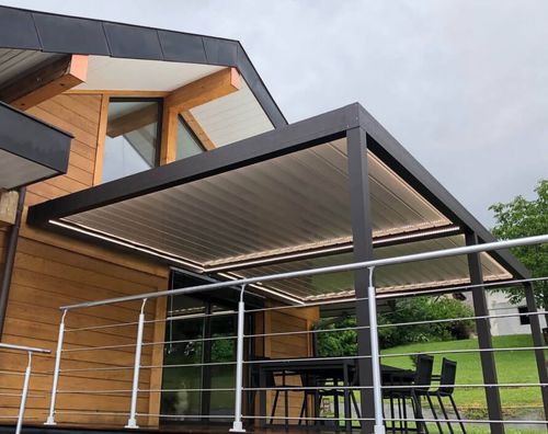 Wall-mounted pergola - USINE-ONLINE - extruded aluminum / with mobile slats / custom