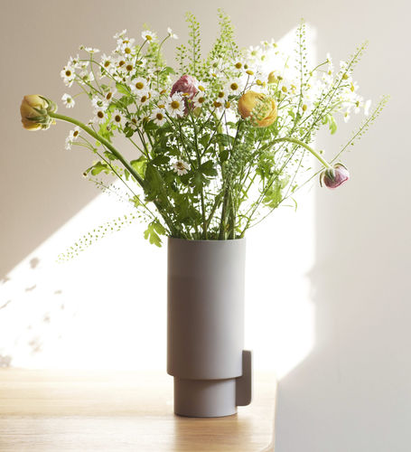 Contemporary vase - Alcoa  - FORM & REFINE - porcelain stoneware / gray