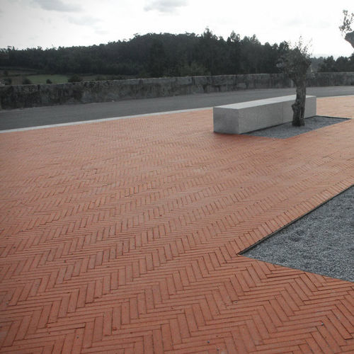 Ceramic paving slab - Tira Romana Vermelho Vulcânico - Vale de Gândara - for outdoor use / garden / for public spaces