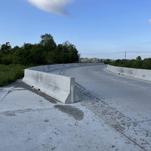 Concrete guard rail - Féret Préfa - street