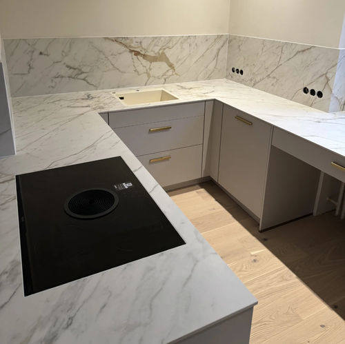 Contemporary kitchen - IKTO Design - sintered stone / medium-size / with handle