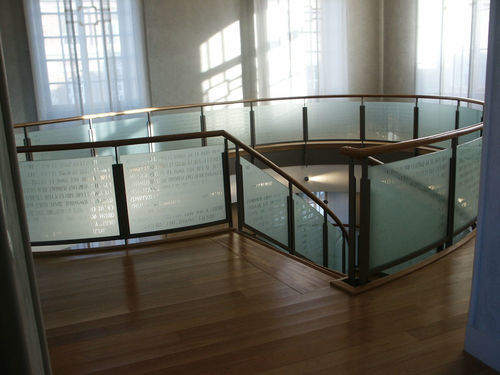 Modern fixed balustrade - 17 - Infiniglass - glass / curved glass / tempered glass facing