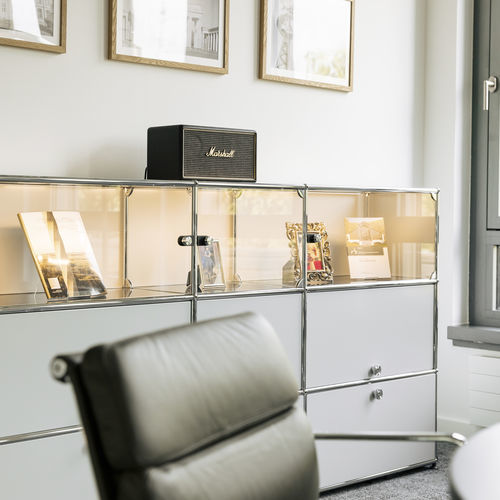 Bottle display rack - USM Haller E - USM Modular Furniture - for magazines and newspapers / metal / glass