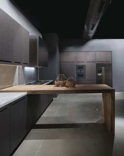 Contemporary kitchen - ZERO - RI.FRA MOBILI - wooden / with integrated handle / black