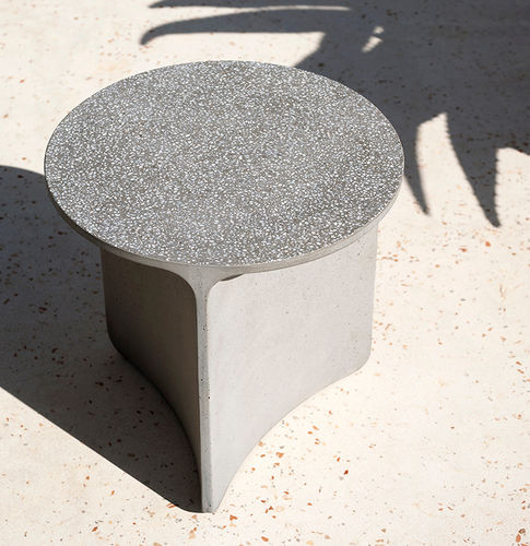 Contemporary side table - ASPIC 001 - RODA - concrete / concrete base / round