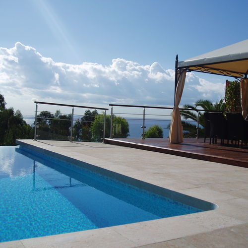 Natural stone swimming pool coping - Moleanos  - LUSOROCHAS NATURAL STONE - limestone / non-slip