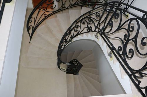 Spiral staircase - MOLEANOS GASCOGNE BEGE - LUSOROCHAS NATURAL STONE - marble step / concrete / home