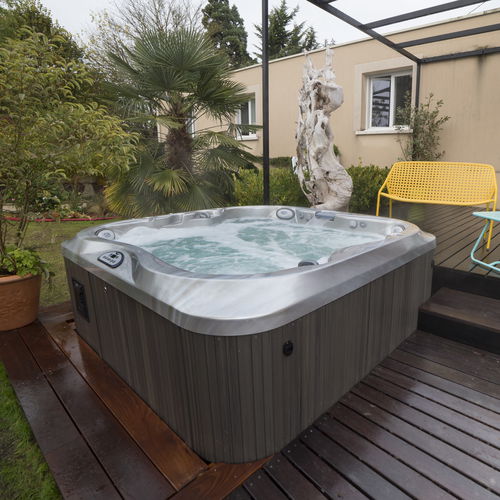 above-ground hot tub - Jacuzzi France