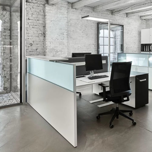 Floor-mounted office divider - RV  - Bene GmbH - desk mounted / in acoustic fabric / glass