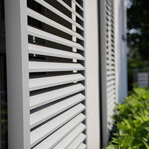 Sliding shutter - LOGGIA® ALU  - RENSON - louvre / jalousie / aluminum