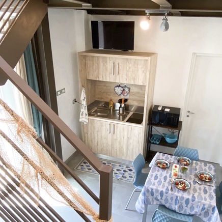 Compact kitchenette - MOBILSPAZIO S.r.l - wooden / with swing doors