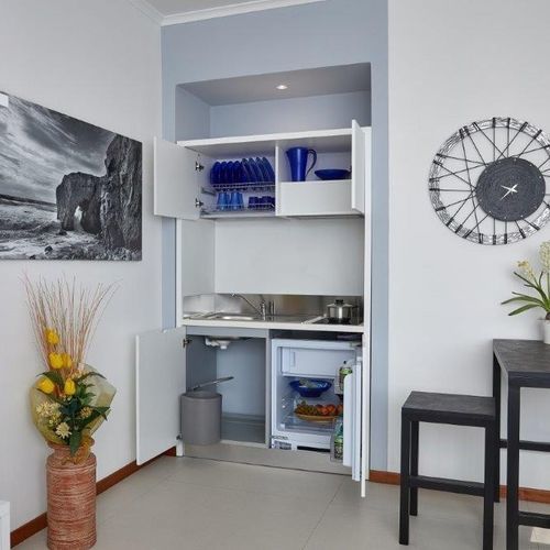 Small kitchenette - MOBILSPAZIO S.r.l - lacquered wood / with integrated appliances / with cooktop
