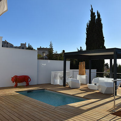 Custom swimming pool - PETITE PISCINE EN TERRASSE TS NUANCES DE BLEU 83 - PISCINES CARRE BLEU - outdoor / in-ground / wooden