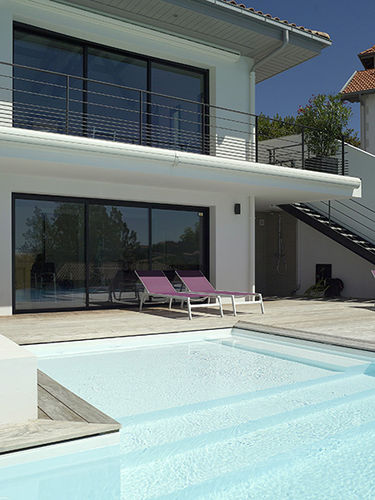 Overflow swimming pool - ESCALIER PLAGE - PISCINES CARRE BLEU - outdoor / in-ground / concrete
