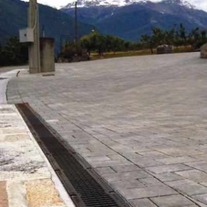 Drainage channel with grating - SERIES R - GRIDIRON S.P.A. - Unipersonale - vibro-pressed concrete / for public spaces / galvanized