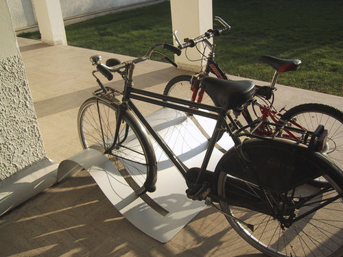 Floor-mounted bike rack - BI. WAVE  - GRAEPEL ITALIANA - for public space / sheet steel / commercial