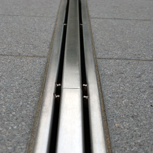 Side-slotted drainage channel - CB.070 - OFFICINA MECCANICA LEONI s.r.l. - stainless steel / floor / patio